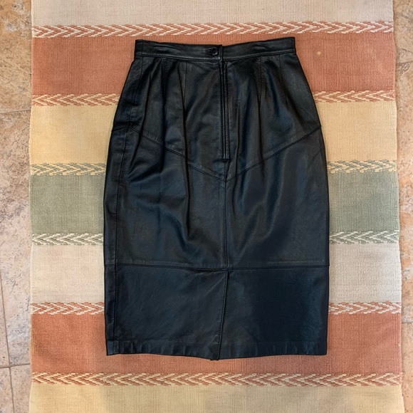 I Magnin 1980’s or earlier Fabulous Leather skirt made in Hong Kong - Picture 2 of 11